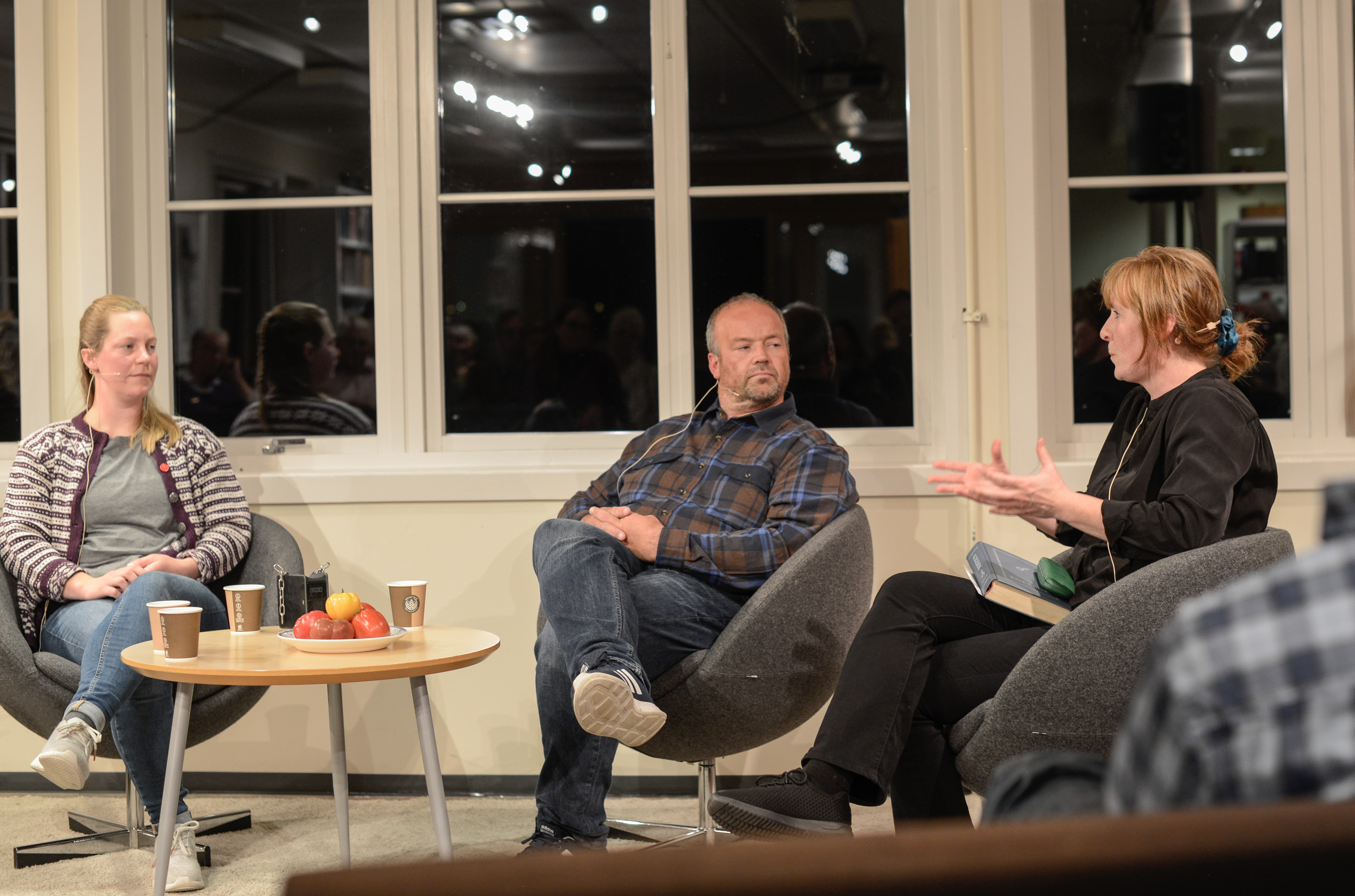 Geitebonde Randi Ødegården, sauebonde Kjell Gudmund Svien og debattleiar i Nationen, Hilde Lysengen Havro,  i samtale om framtida for landbruket i Vang.