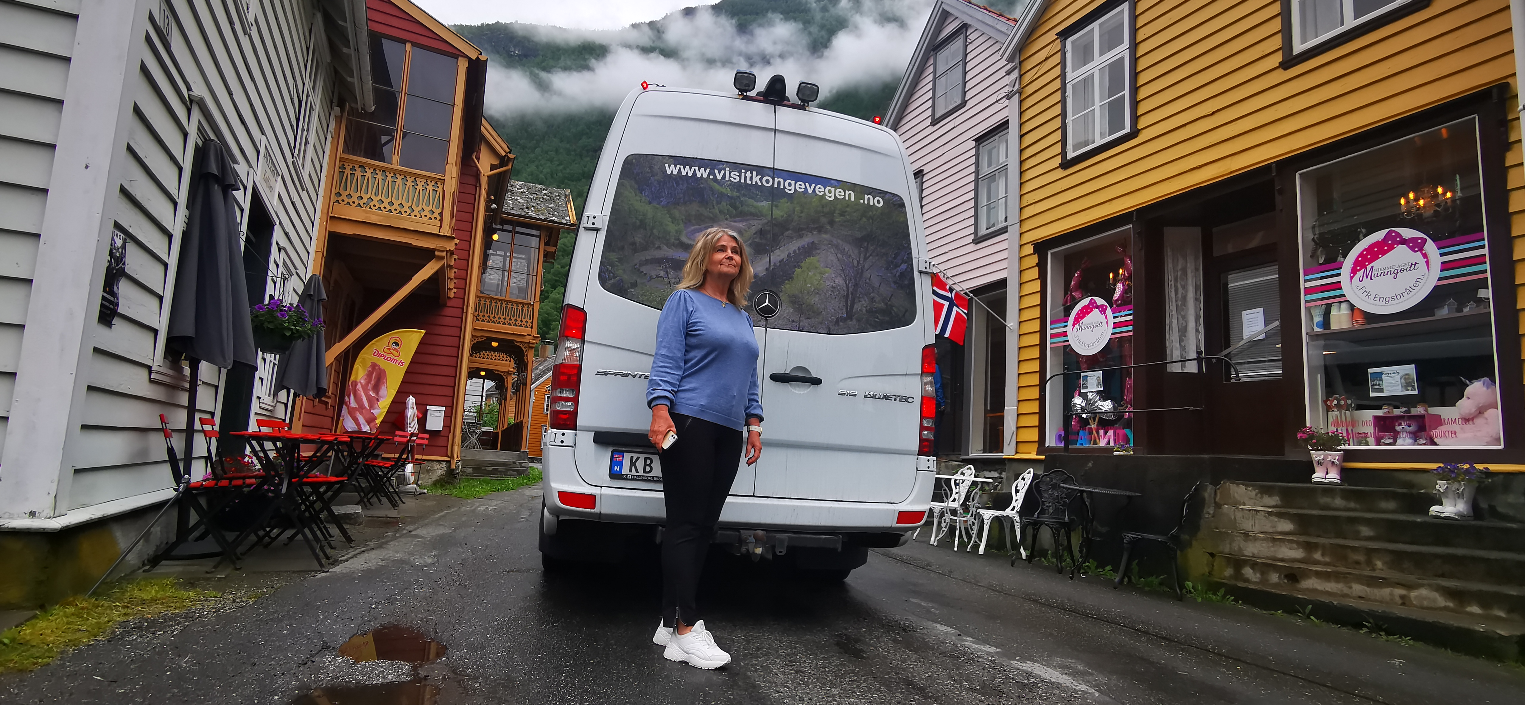 UTVIDAR: I sommar køyrer Kongevegebussen to ruter, ei morgon og ei ettermiddagsrute. Bussen og Marianne Solheim står i Øyragata på Gamle Lærdalsøyri for fotoseansens skuld. FOTO: Jan Christian Jerving