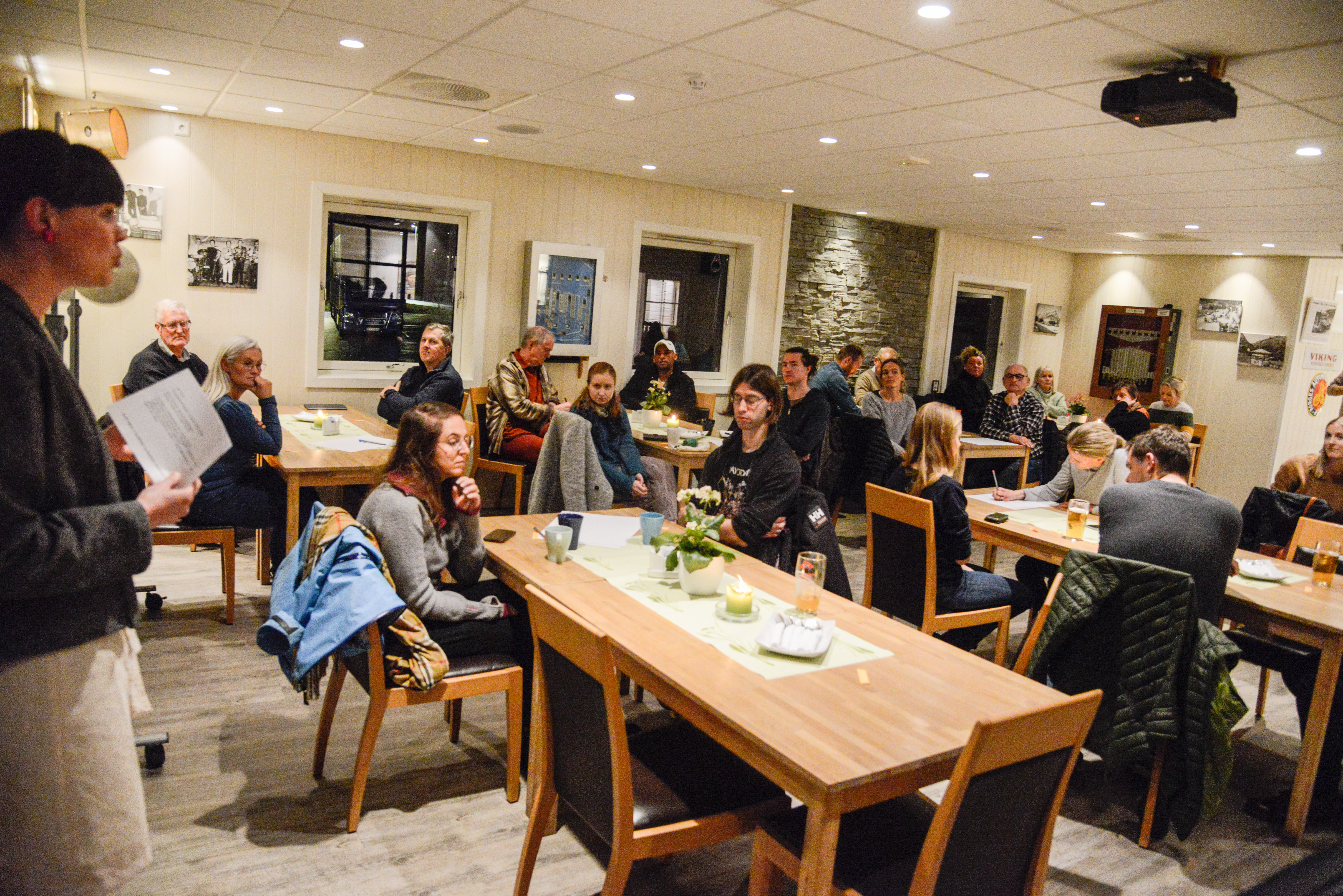 Marte Tangen frå frivilligsentralen leia diskusjonen under «Kva vil du med Vang»-kvelden fredag.