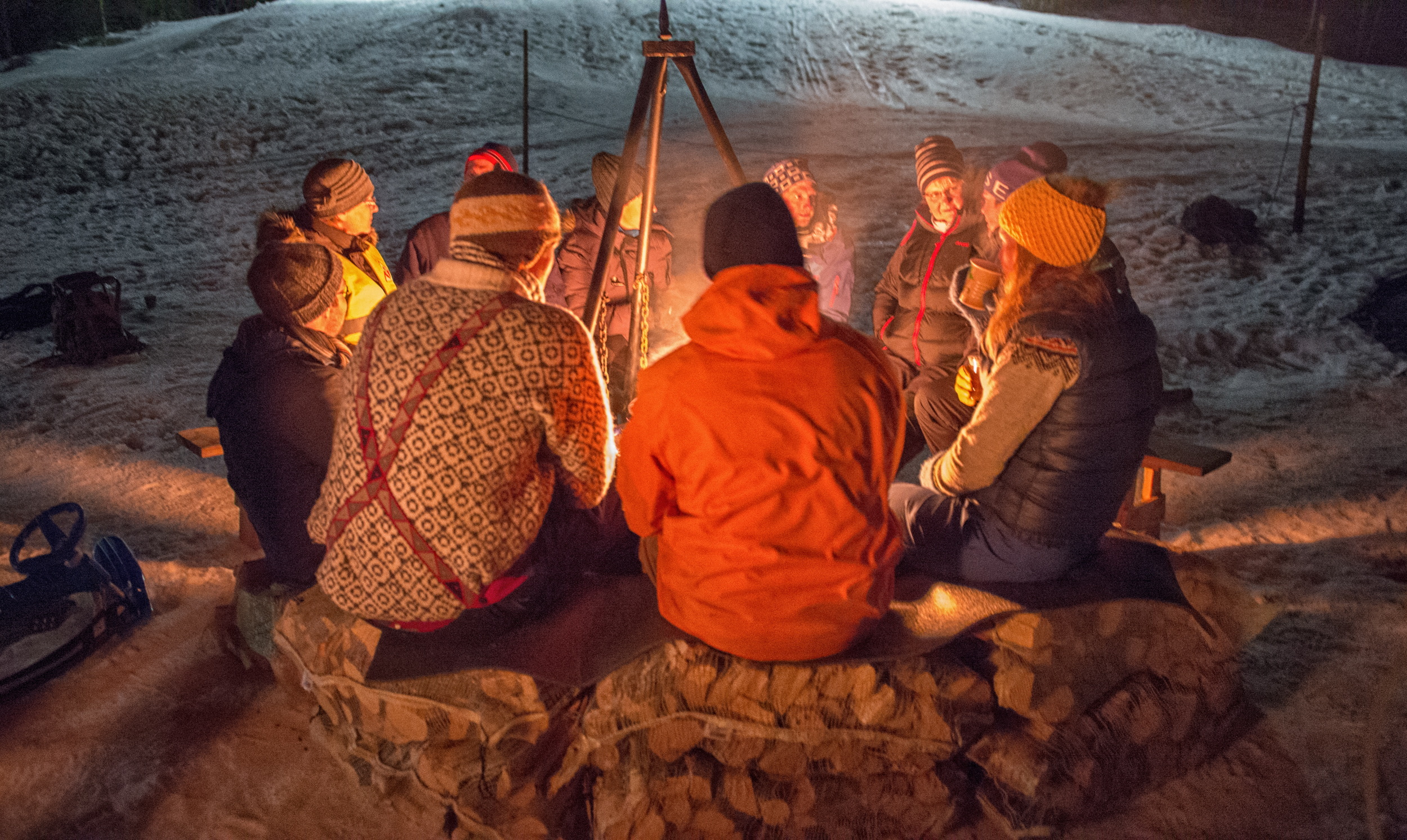 Med litt større avstand mellom folka enn på dette arrangementet er det klart for bålkveld på Åsvang fredag 5. mars. Foto: Yngve Ask