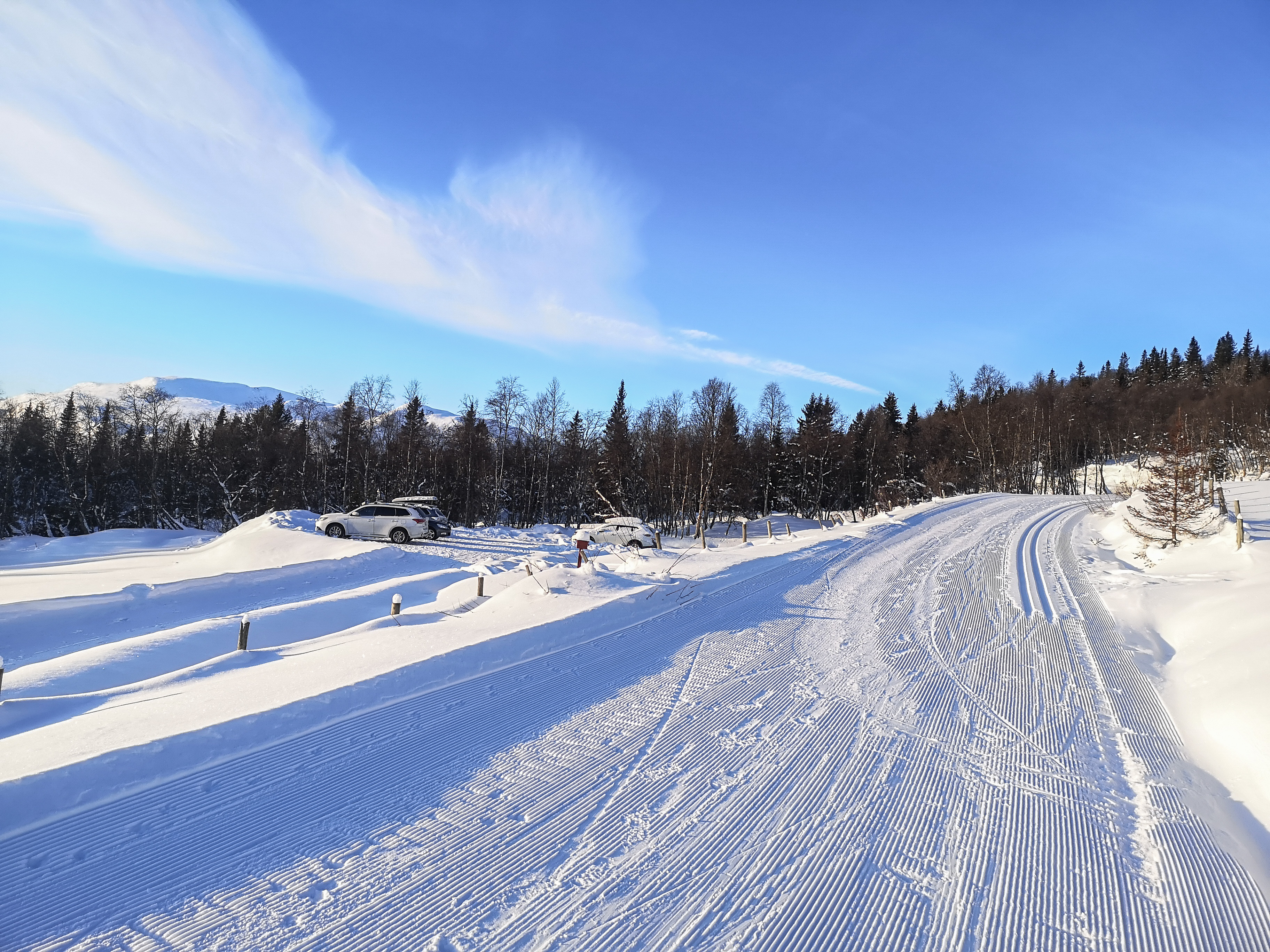Skiløypa er preppa heilt ned til parkeringa i Kjørlien.