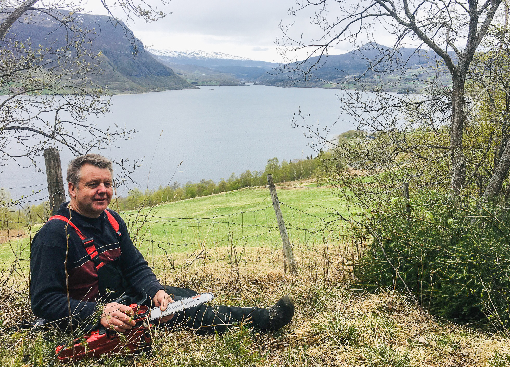 Utsikt til Vangsmjøsa frå Sølegøta. Egil Haugen trakterte motorsaga for å få til denne parsellen. Foto: Oddbjørn Skeie