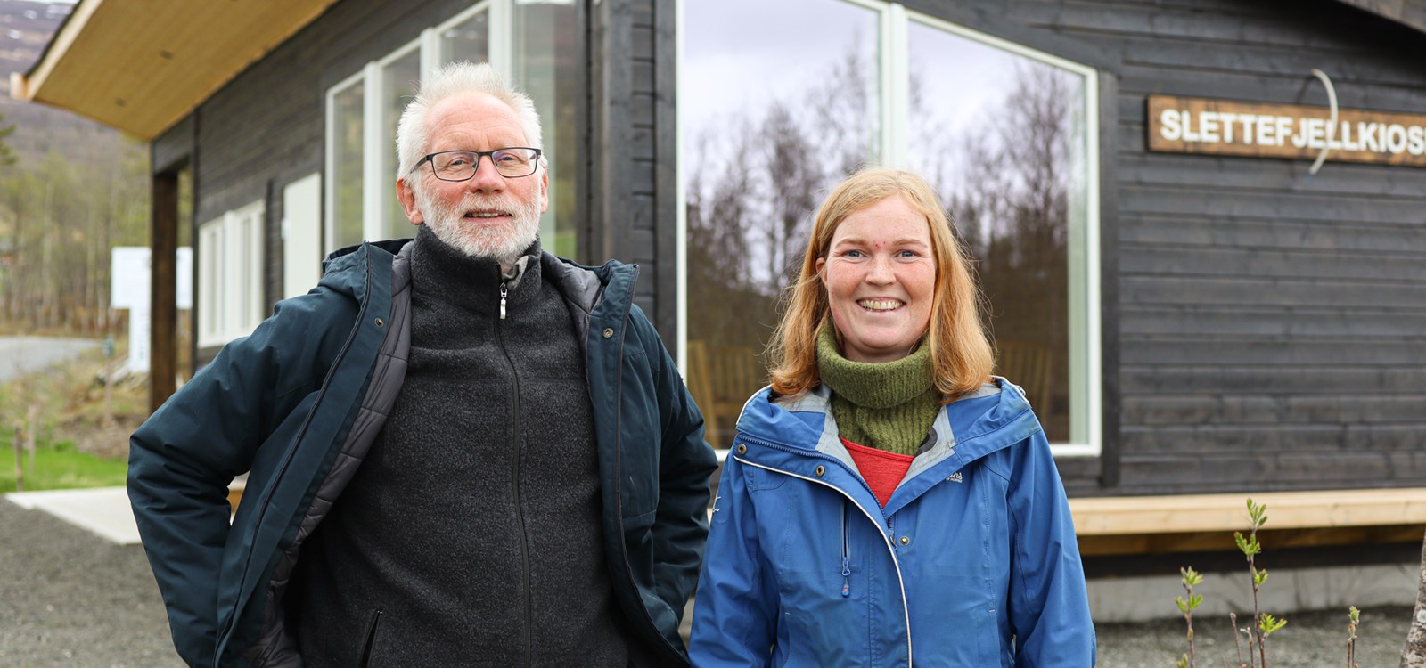 Rune Vik og Ida Østvold Heensbakken er klare for å endeleg opne den nye Slettefjellkiosken. 