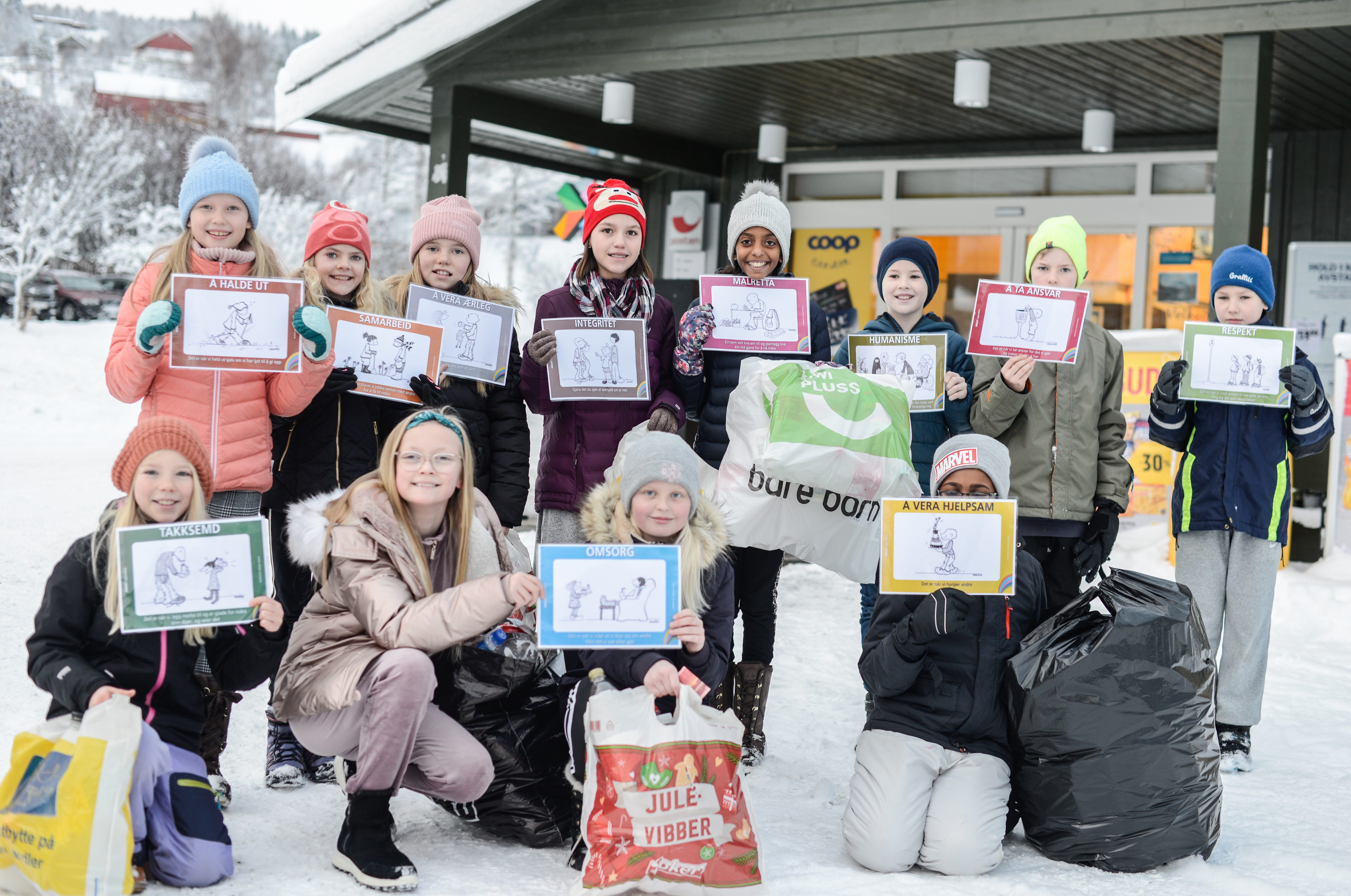 Femteklassingane ved Vang Barne- og ungdomsskule er klare for å omsette dei innsamla flaskene til julegåver.
