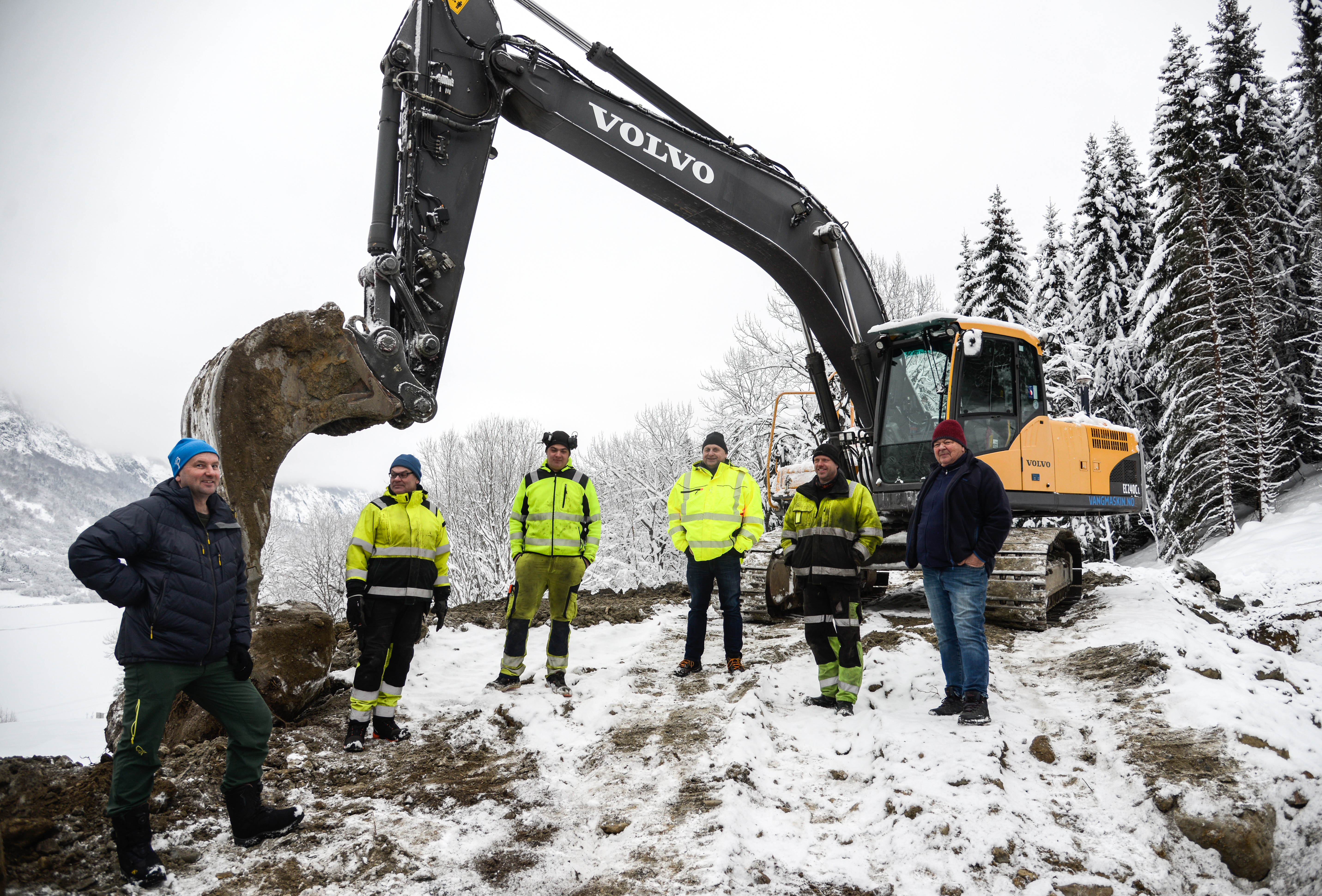 Ordførar Vidar Eltun, Egil og Anders Karlsen frå Vang maskin, prosjektleiar Harald Bjerknes hjå Vang kommune, Endre Victor Lunde frå Vang Maskin og grunneigar Svein Ivar Haugen var samla for å markere anleggstart for Øyebakkin.