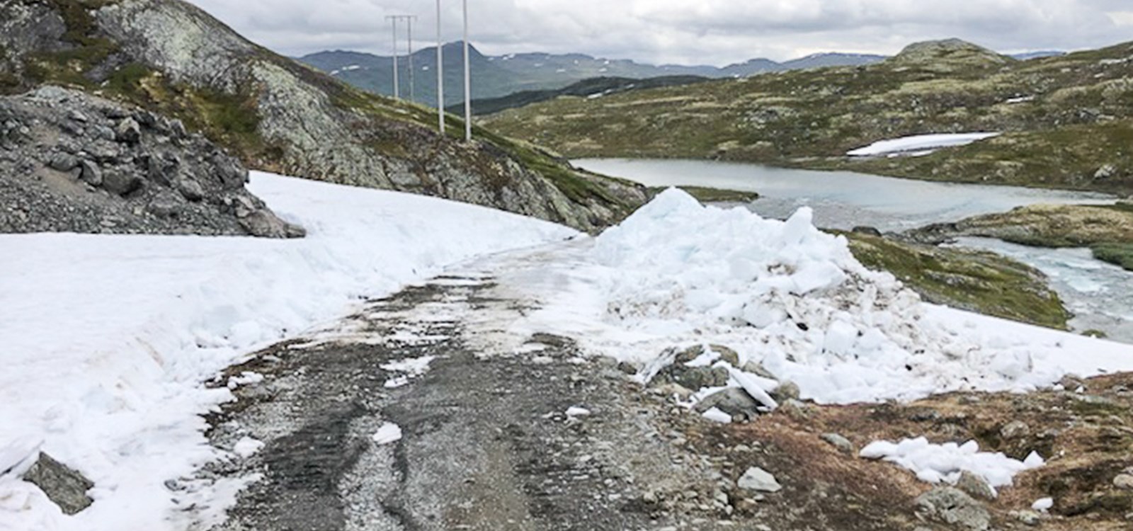 Historisk store snøfonner har ført til lang innmarsj for alle som har vitja tindane kring Koldedalen i sommar.
