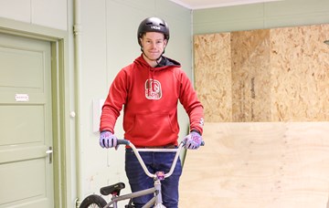 Olav opnar skatepark i Thorpe grendehus