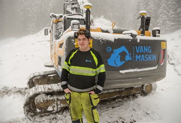 Anders Karlsen (18) starta i læretida si dagen etter at VG2 var fullført og har ein langtidsplan om å engasjere seg i drifta av Vang Maskin AS.