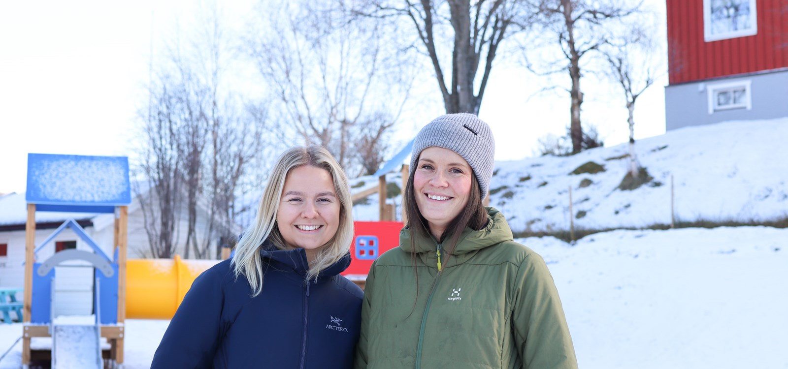 Sara Strøm Stasviken og Andrea Haugen er begge ansatt i Fredheim barnehage. 