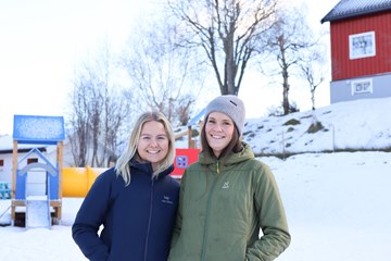 Sara Strøm Stasviken og Andrea Haugen er begge ansatt i Fredheim barnehage. 