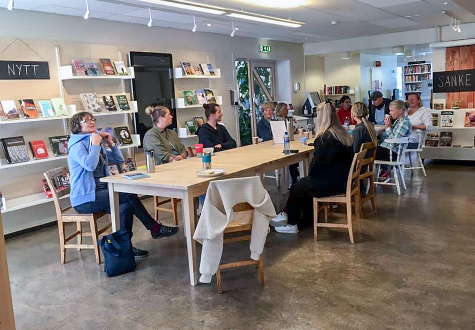 Akkurat no er ti maksgrensa for hendingar hjå biblioteket og frivilligsentralen. Følg med for å få med deg alle datoar, påmelding og retningslinjer framover.