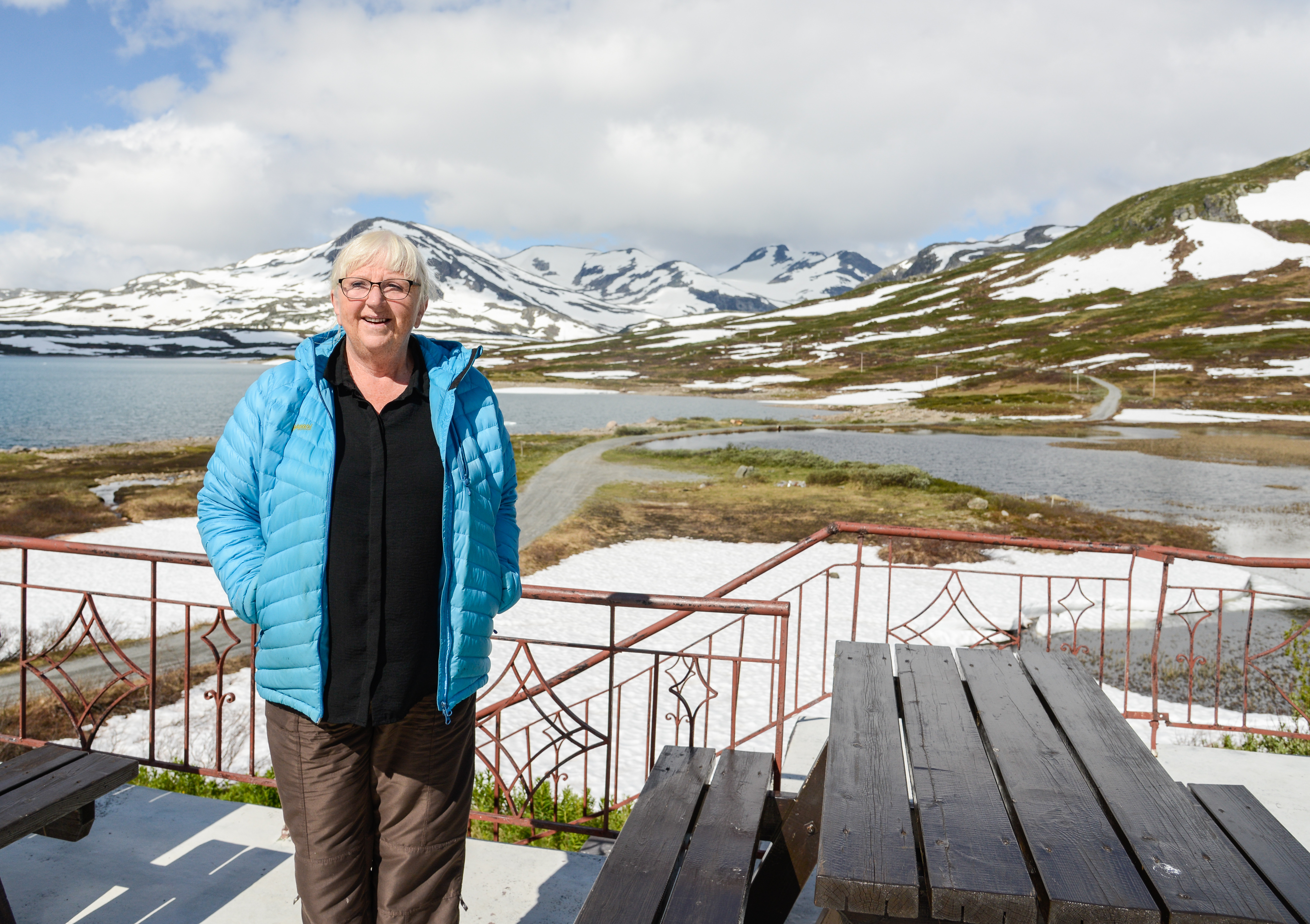 Turid Berge er godt i gang med sommarsesongen på Tyinholmen høyfjellstuer og melder om mykje folk til fjells.
