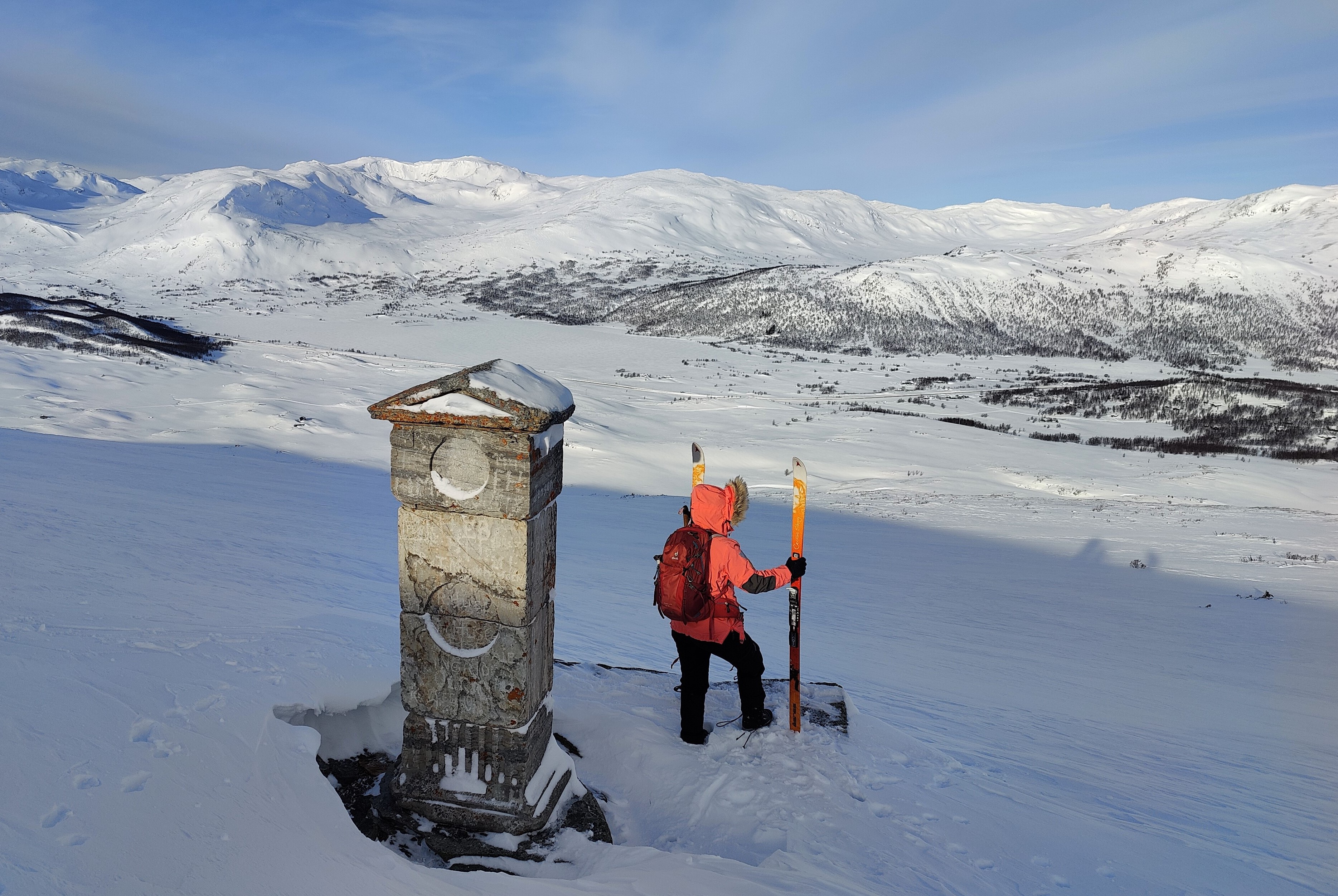 SATSAR: -På to år har me utvikla oss til å bli ein heilårsdestinasjon, seier dagleg leiar Odd Helge Brugrand i Kongevegen over Filefjell. Bildet er frå stiftstøtta som skilde gamle Akershus og Bergens Stift. Foto: Silje Damstuen Forthun