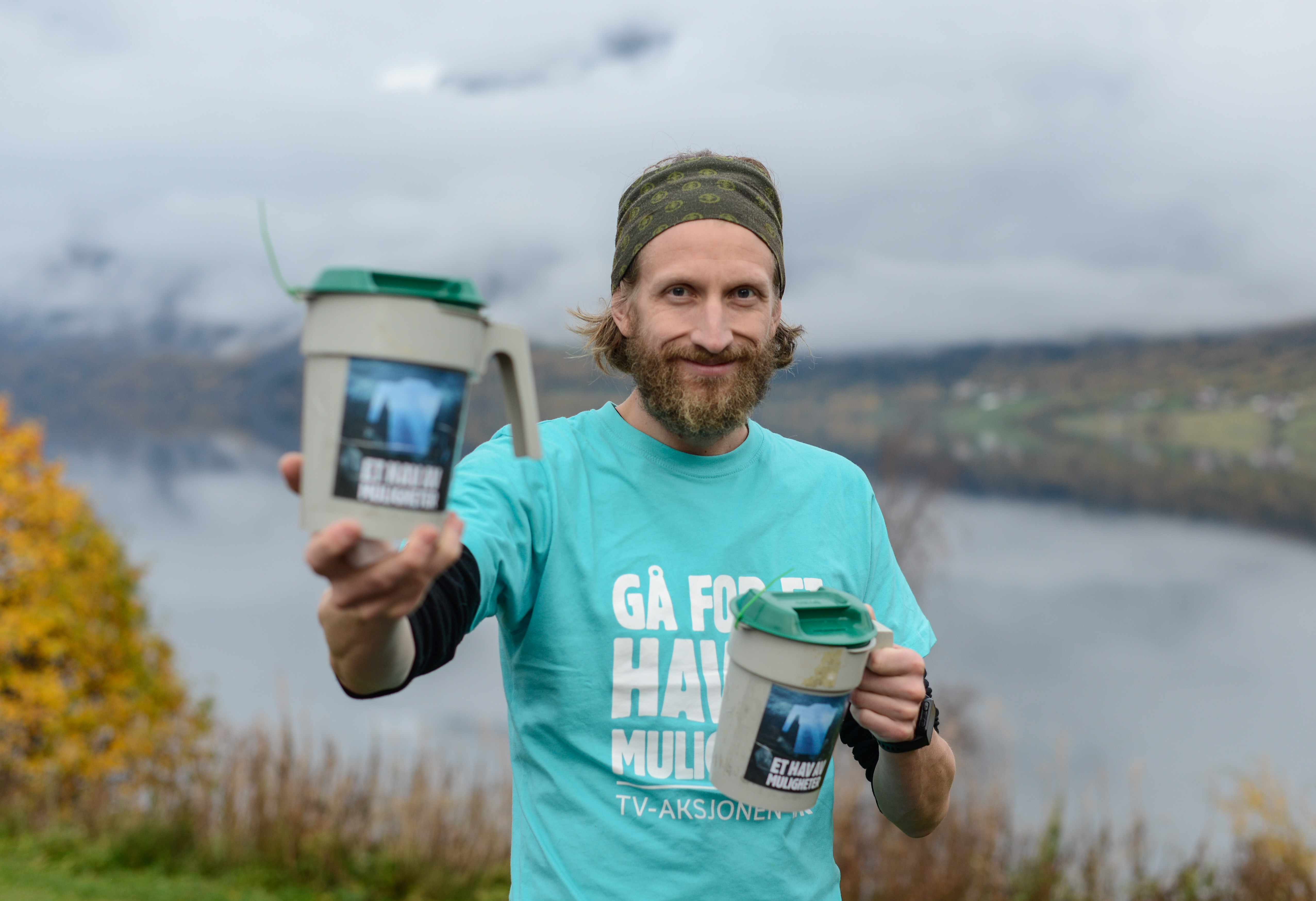 Du kan både gje digitalt (og gå med bøsse digitalt) til årets TV-aksjon. No har komiteen med leiar Lars Østbye Hemsing også sett ut fysiske bøsser ved  Joker Ryfoss, Coop Fjellvang, Joker Tyinkrysset, Vang folkebibliotek og kommunehuset i Vang.