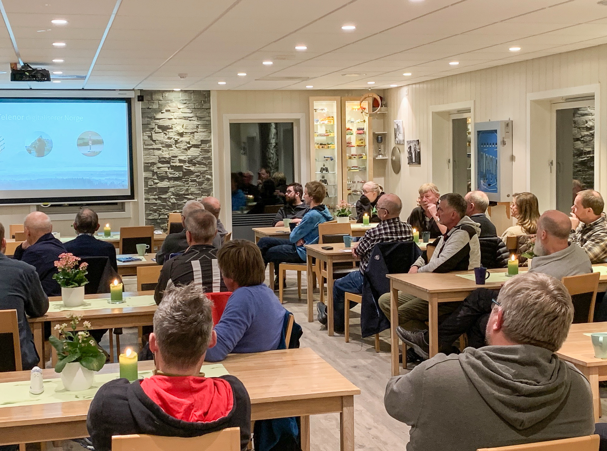 Tysdag var det nformasjonsmøte kring fiberutbygging i Vang det neste året. Foto: Vidar Eltun.