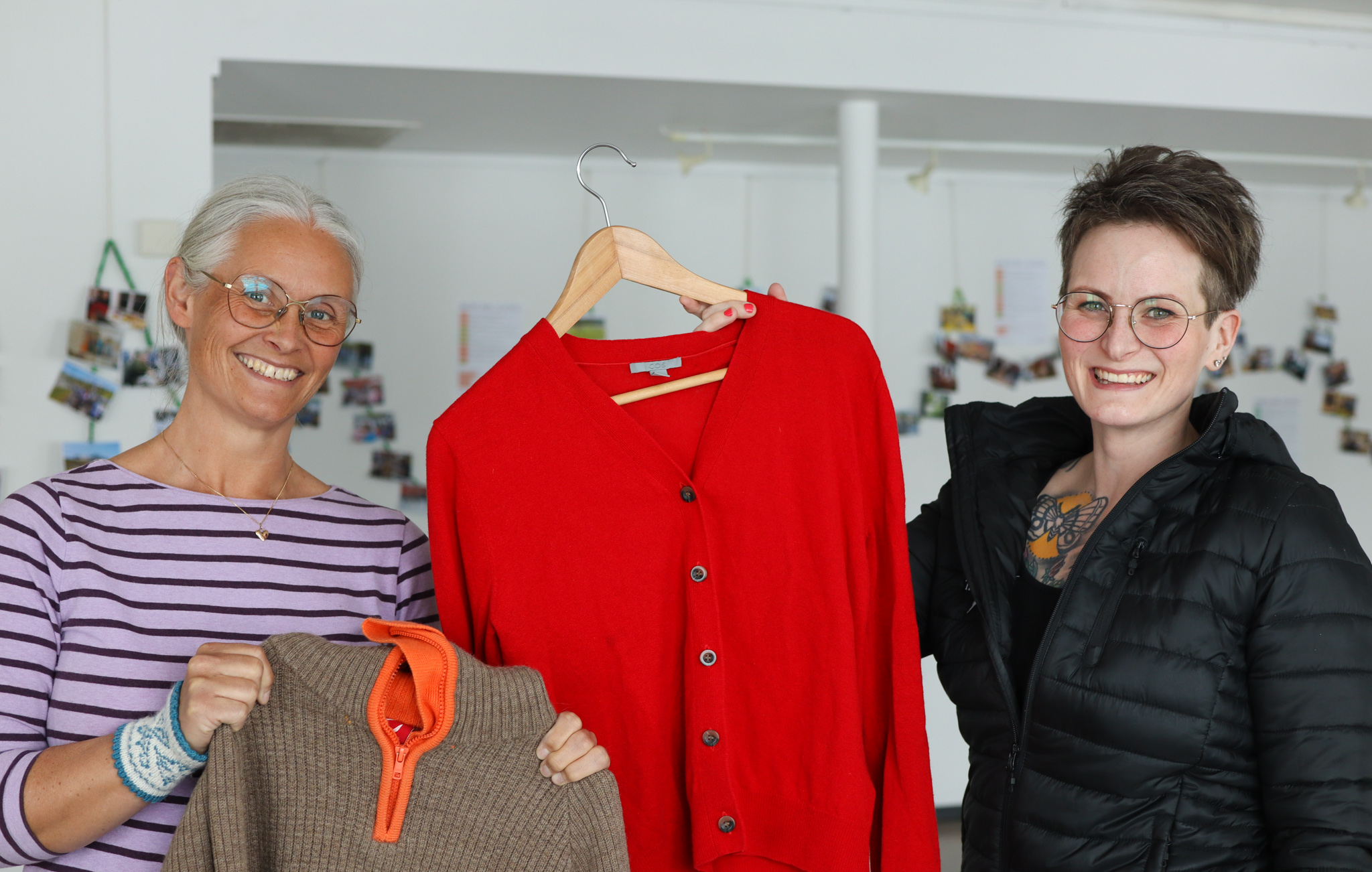 Biblioteksjef Marianne Riste og Kine Johanne Kvannefoss frå Ryfoss treningssenter håpar mange deltar på Den Store Byttedagen 2023! 