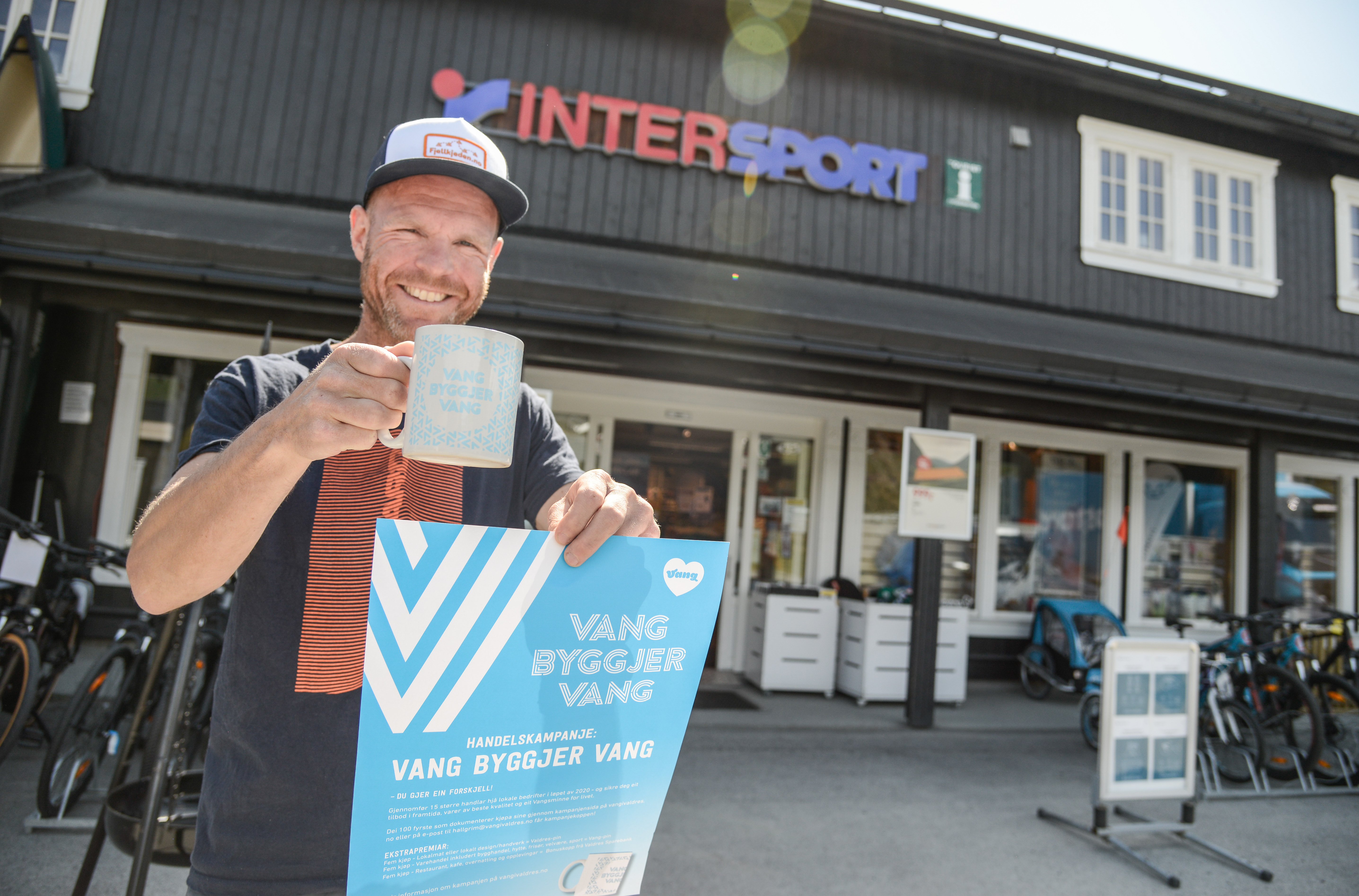 Hjå Intersport Filefjell, Tindulf Hyttebutikk eller Saras Mat kan du no hente ut patriotkoppen etter at 15 handlar er gjennomført. 