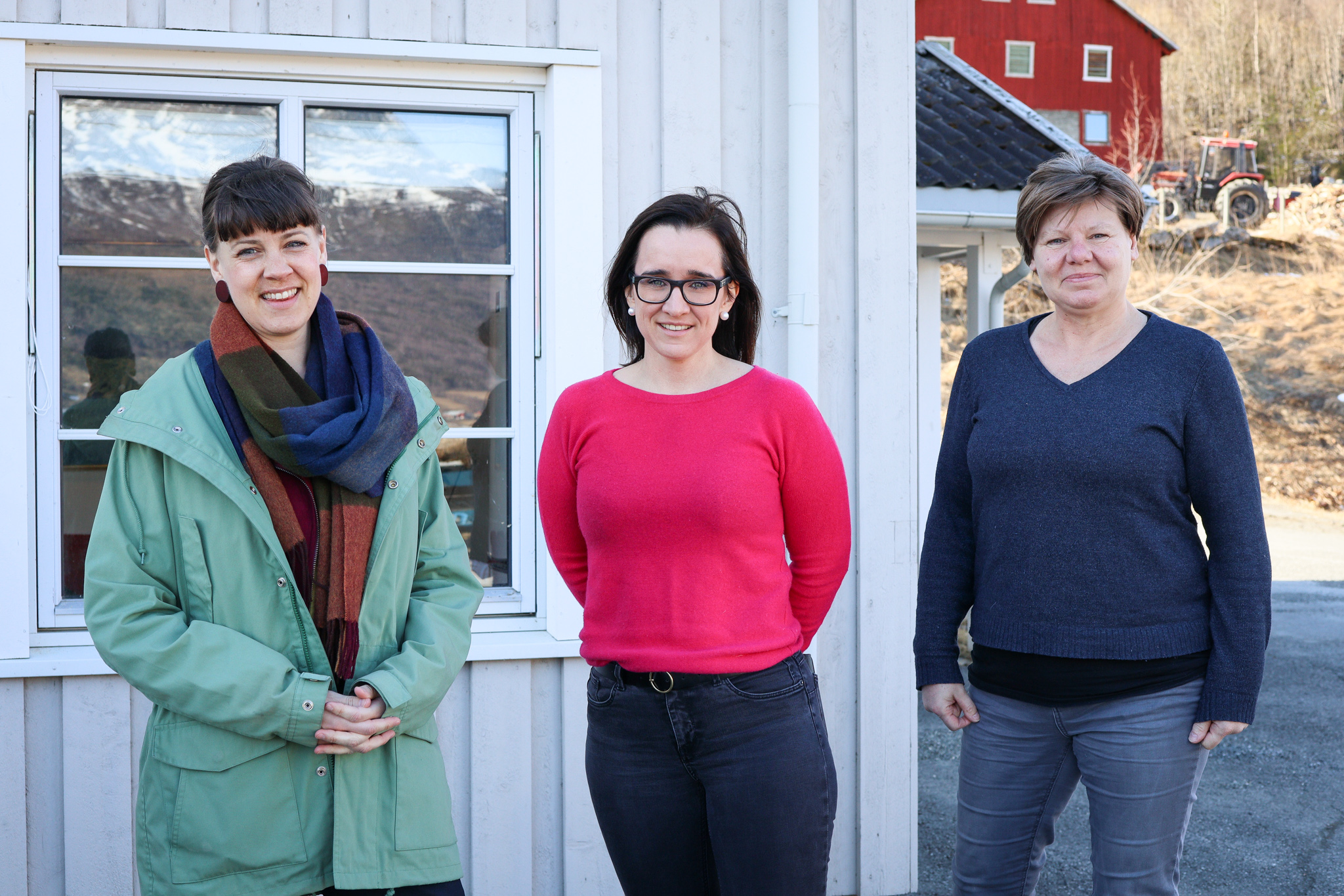 Marte Tangen ved Vang Frivilligsentral, Bertine Fretheim Neverdal og Miranda Bossers ved Vang læringssenter. 