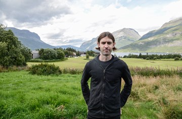 Alexander Haugelien (31) frå Hakadal utanfor Oslo har kjøpt seg hus i Vang og vil satse på musikk og serieskaping.