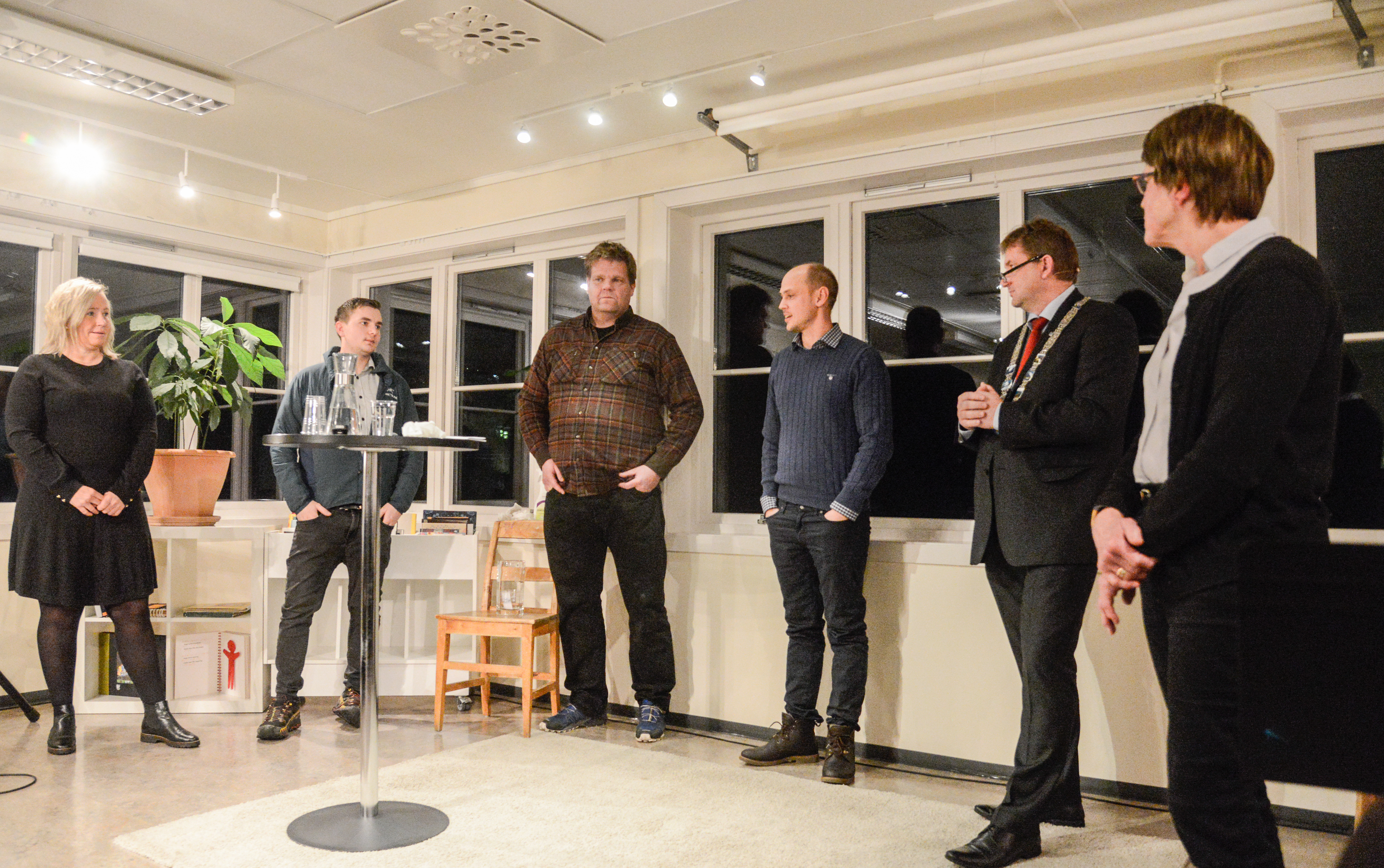 Marianne Berge, Vegard Eltun, Jon Helge Solemsli, Bjørn Olav Søndrol og tidlegare kommuneoverlege Sidsel Offergård Jevne var på plass og fekk utdelt prisen av ordførar Vidar Eltun.