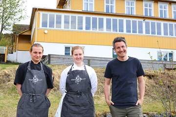 Denne gjengen er klar for ein eventyrleg sesong på Sommerhotellet. Frå venstre kokk Arnaud Bieuville, kjøkkensjef Tone Marie Log og dagleg leiar Eirik Høyme Rogn. 