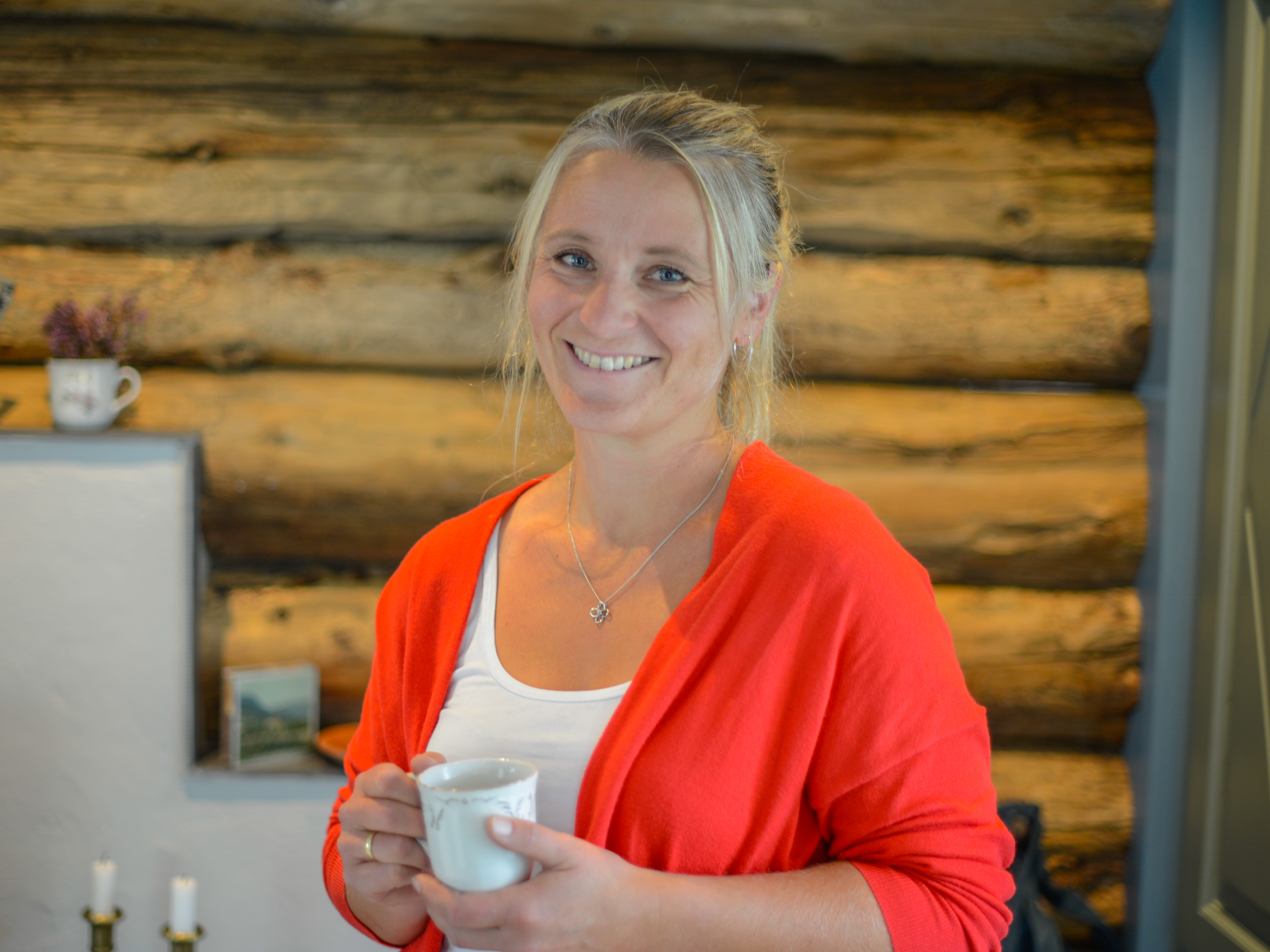 Eli Belsheim trivst godt i rolla som turistvert og har nett teke i mot dei fyrste gjestane i den nyopprusta Olavstøga på garden Sørre Ellingbø i Vang sentrum.