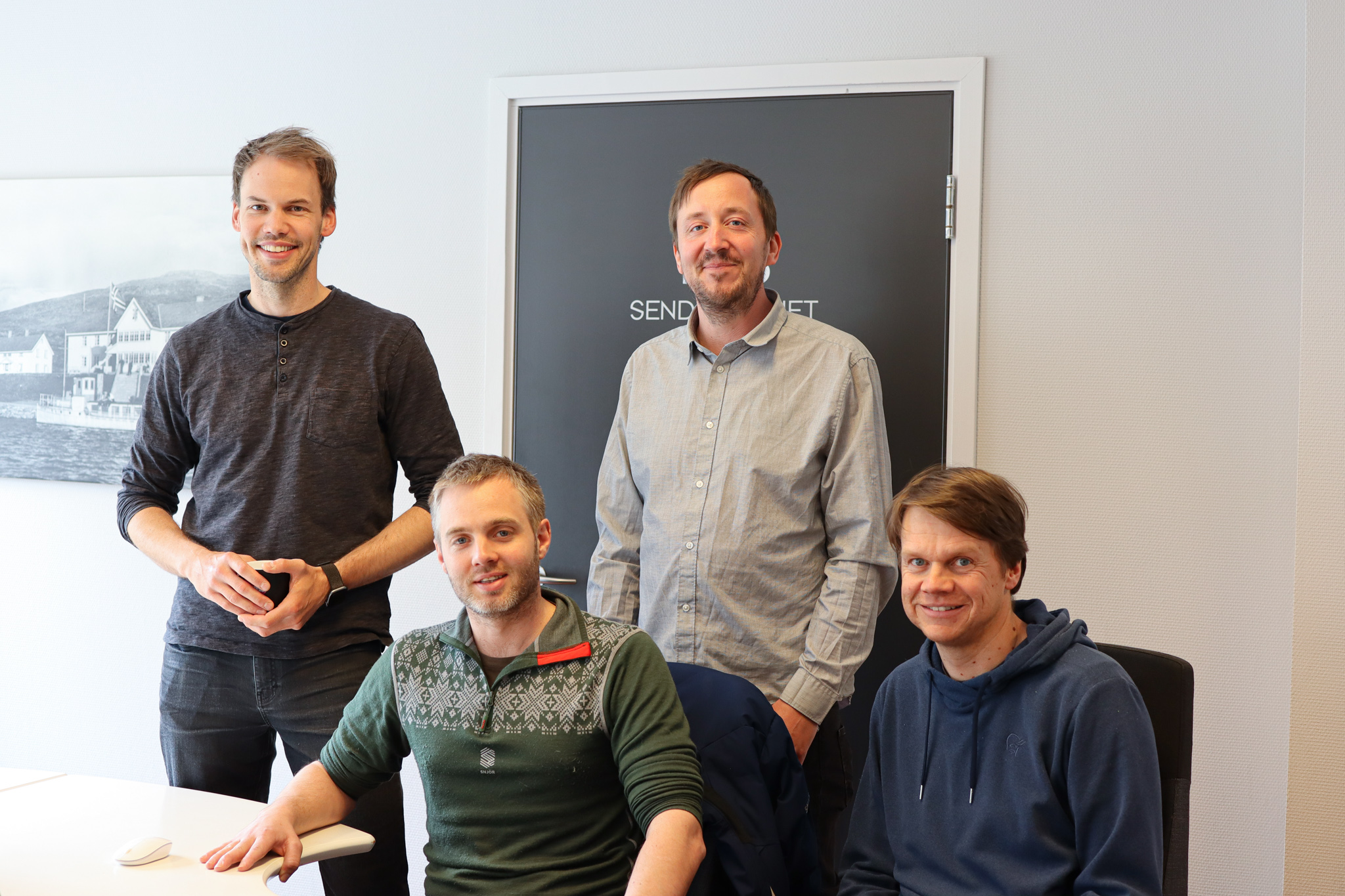 Nesten heile teamet i WeissTech AS samlet på kontoret i Vang. Frå venstre bak: Jan Egil Jægersborg og Philip Andreas Aspholt-Weisser. Frå venstre foran: Vegard Hammerstad og Magne Grihamar. 