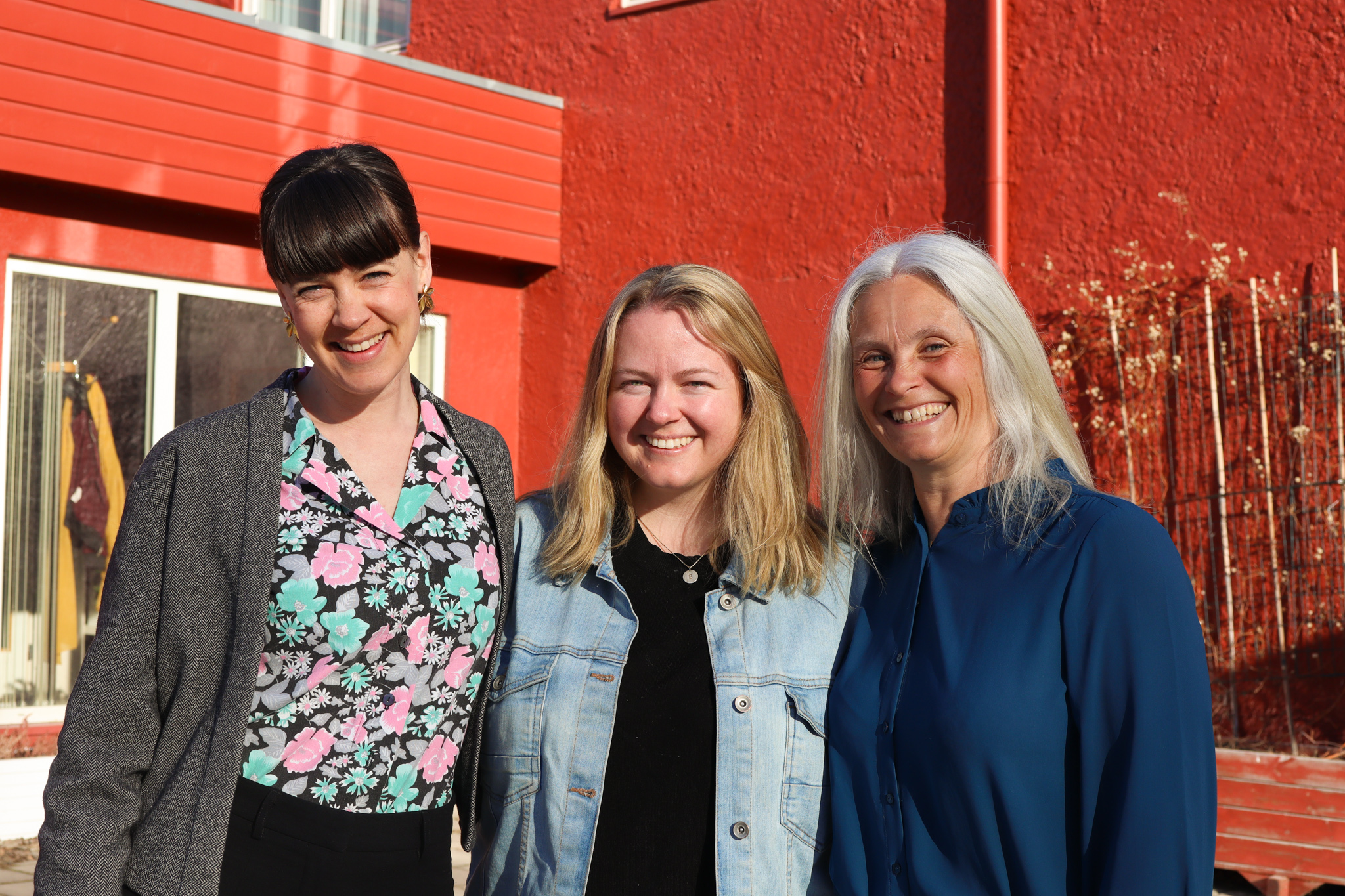 Denne gjengen er klar for barnefestival! Frå venstre: Marte Tangen v/ Vang Frivilligsentral, Ingebjørg Blomlie Muller v/ Vinjerock og Marianne Riste v/ Vang Folkebibliotek. 