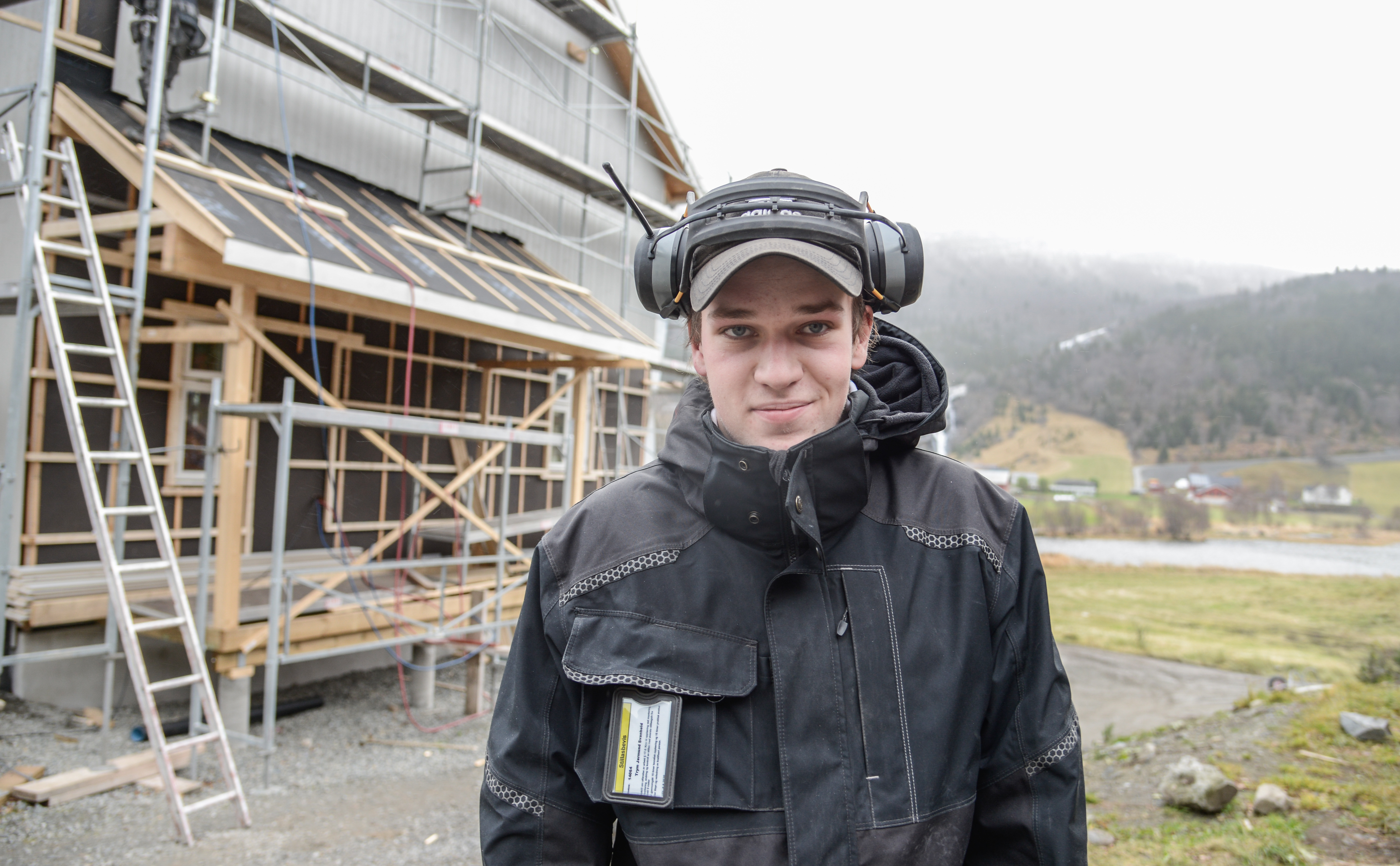 Trym Svanheld er i gang med læretida si hjå Vang Bygg AS og trivst godt med både kollegaer og arbeid.