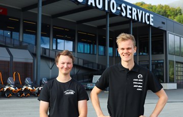Ole Steinar og Jonathan på plass hjå Vang Auto-Service