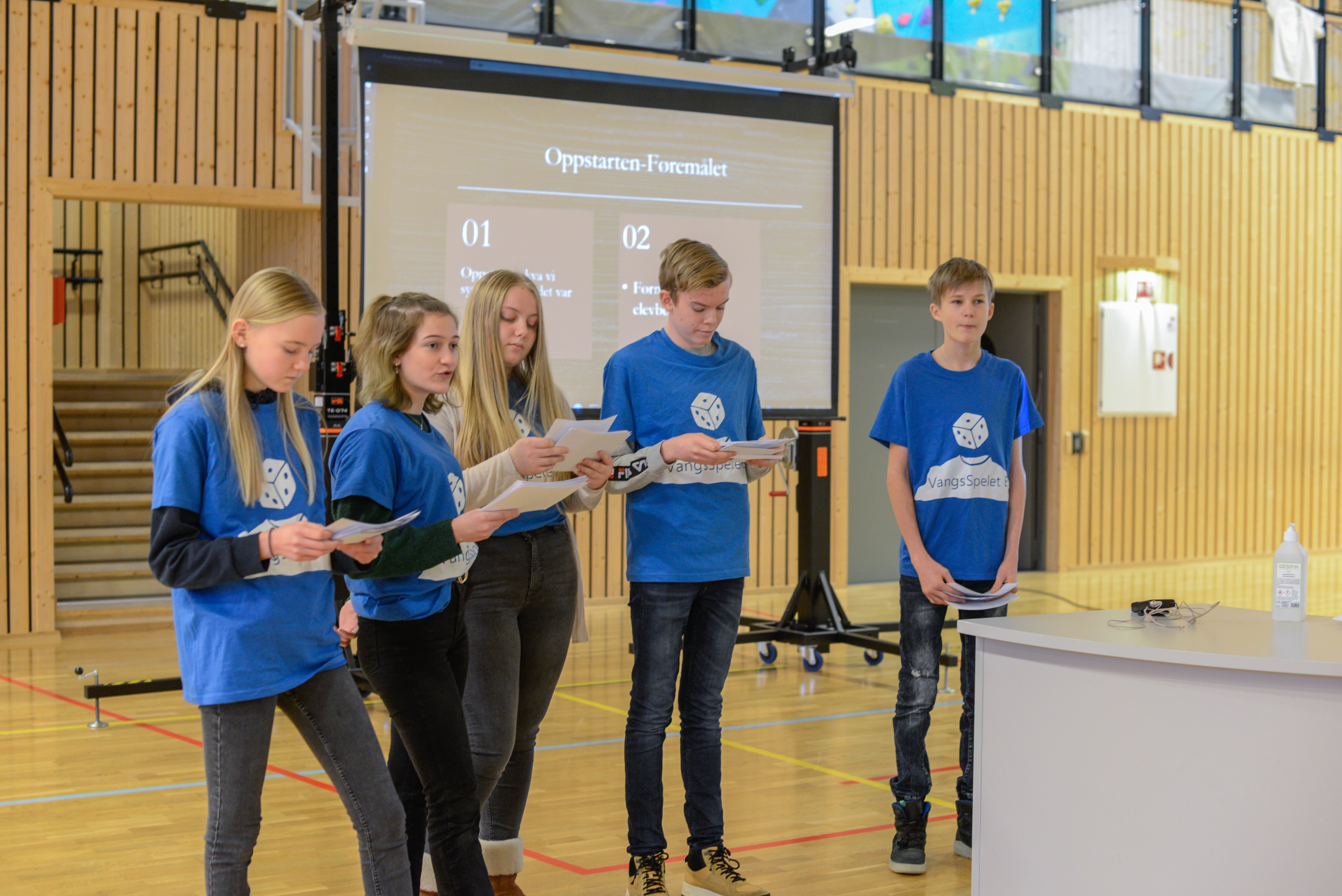 Frå Vang te Vang var slagordet til Vangspelet som skulle produserast i tre og vera basert på lokale spørsmål. 