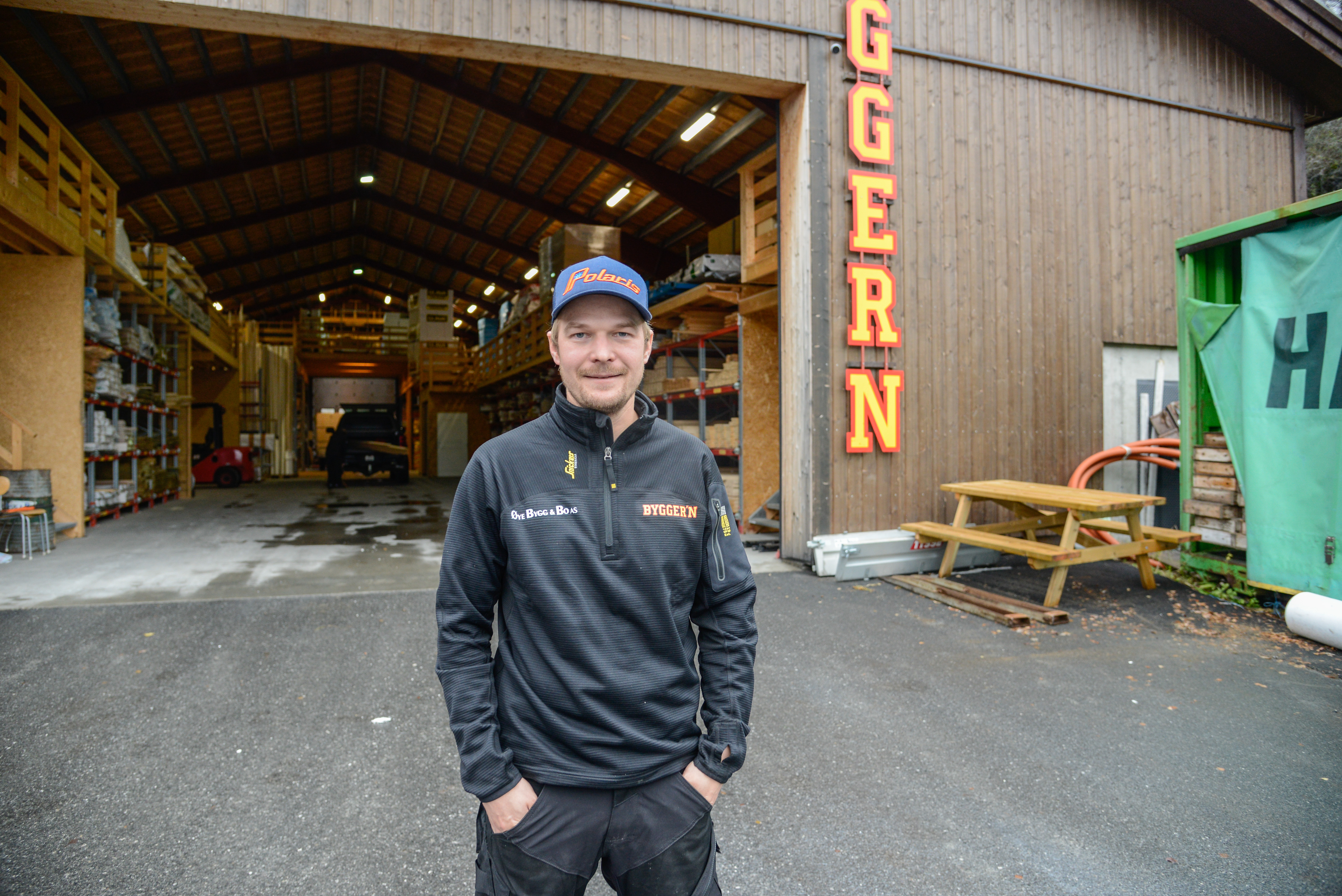 Simen Måren Stende og familien satsar på både arbeid, bustad og familieliv i Øye etter fleire år på Nannestad.
