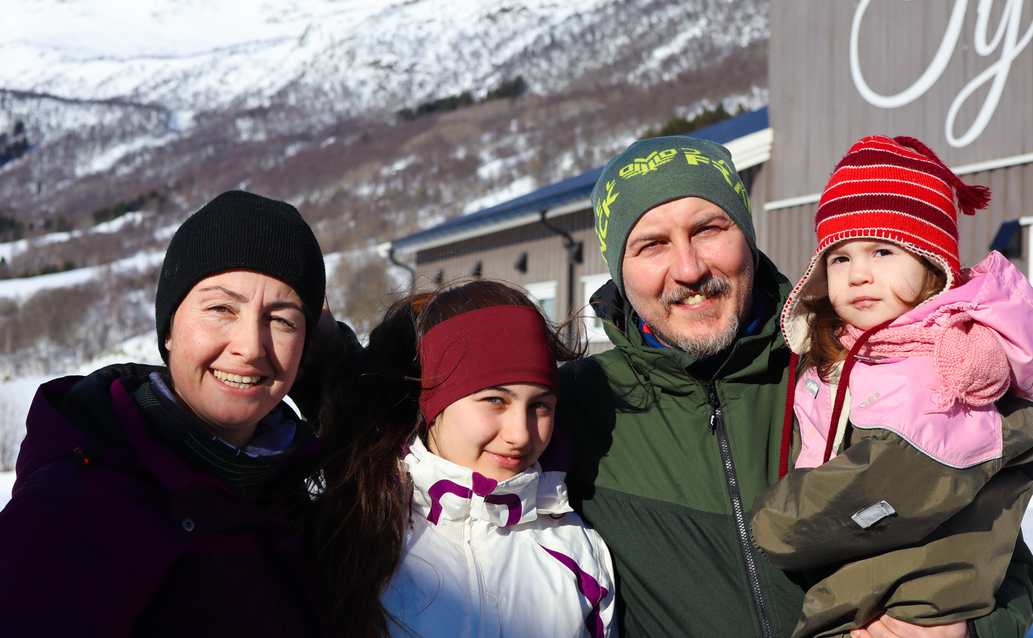 Belgin Zeren, Ada Zeren, Aykut Zeren og Ida Zeren storkoste seg på gardsbesøk hjå Tyinlam denne veka. 