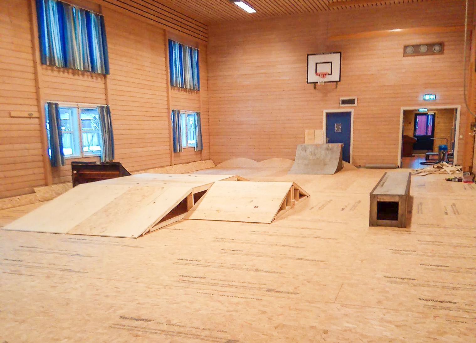 Flyttbare element, nytt golv og beskyttelse lang veggane - Øye samfunnshus har fått nytt lov som Øye skule skatepark.