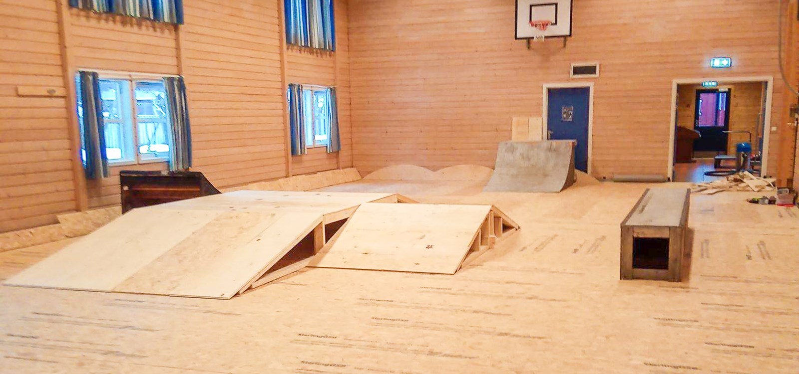 Flyttbare element, nytt golv og beskyttelse lang veggane - Øye samfunnshus har fått nytt lov som Øye skule skatepark.