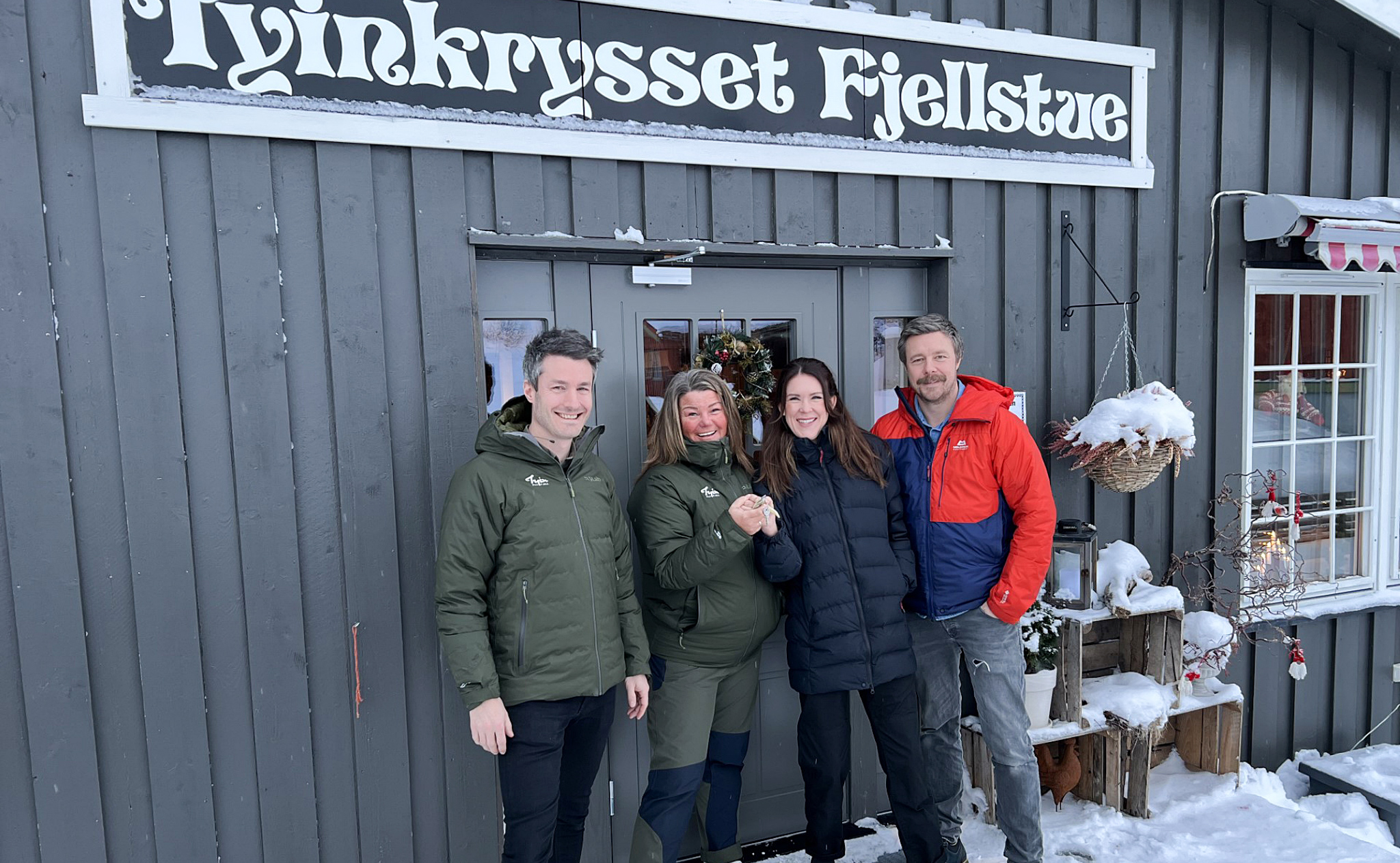  Eirik Høyme Rogn, Line Svien, Emma Bejmar og Sven Richard Møller utenfor Tyinkrysset fjellstue (foto: Frank Tindvik)