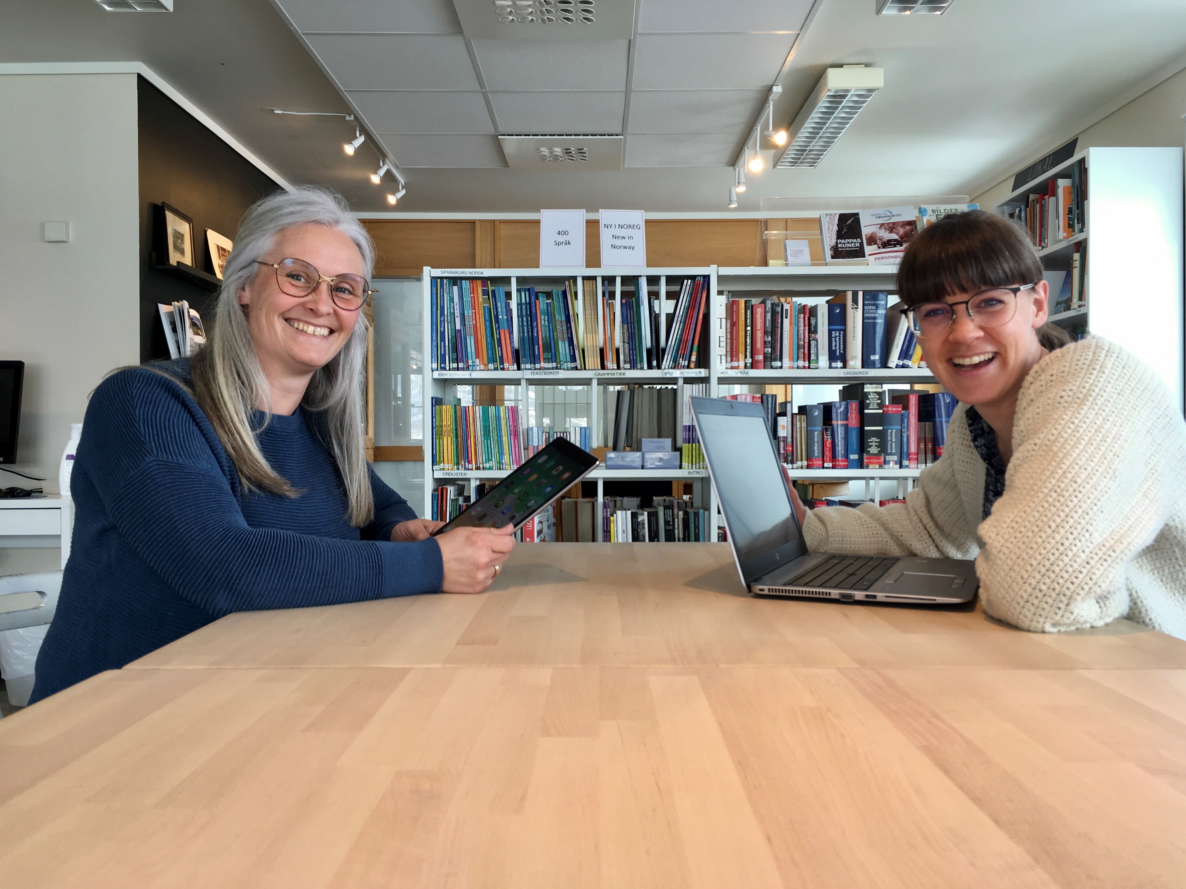 Den populære datakaféen er eit av tilboda som no kjem i gang att ved biblioteket og frivilligsentralen.