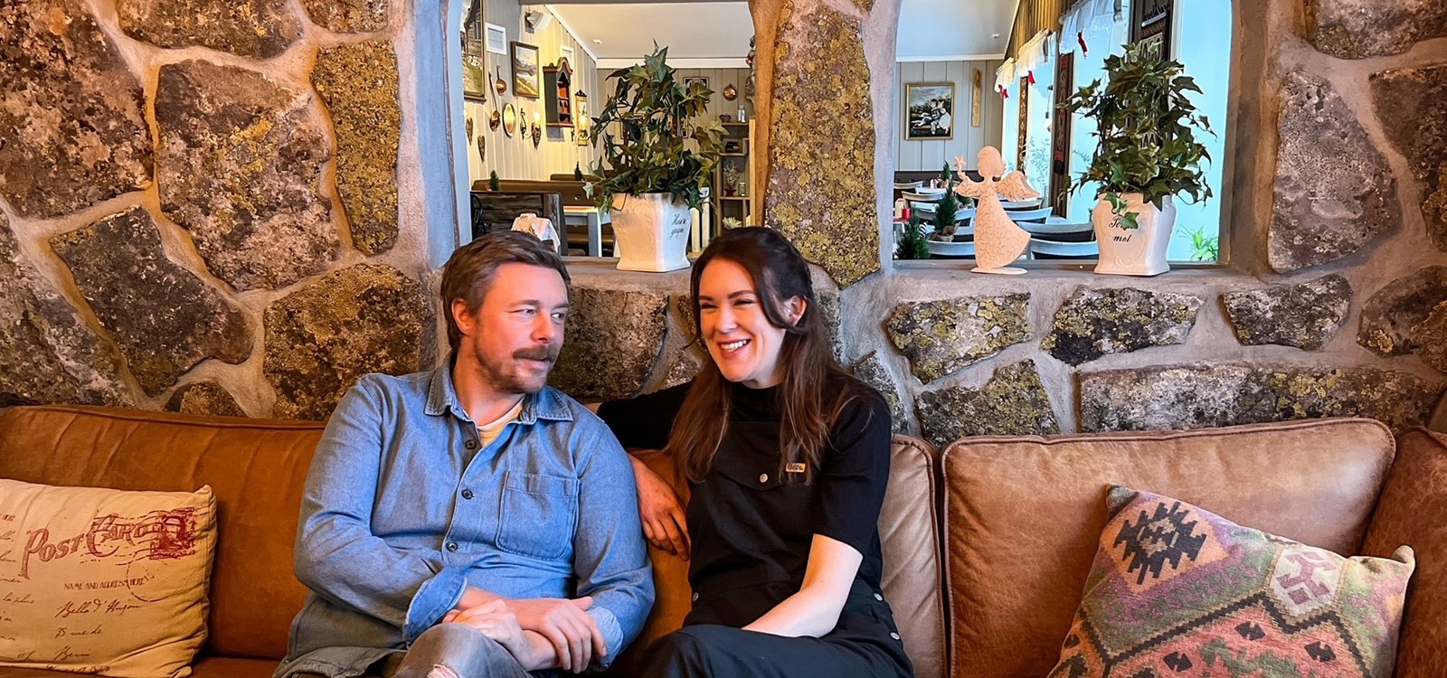Emma Bejmar og Sven Richard Møller i sofaen inne på Tyinkrysset fjellstue (foto: Frank Tindvik)