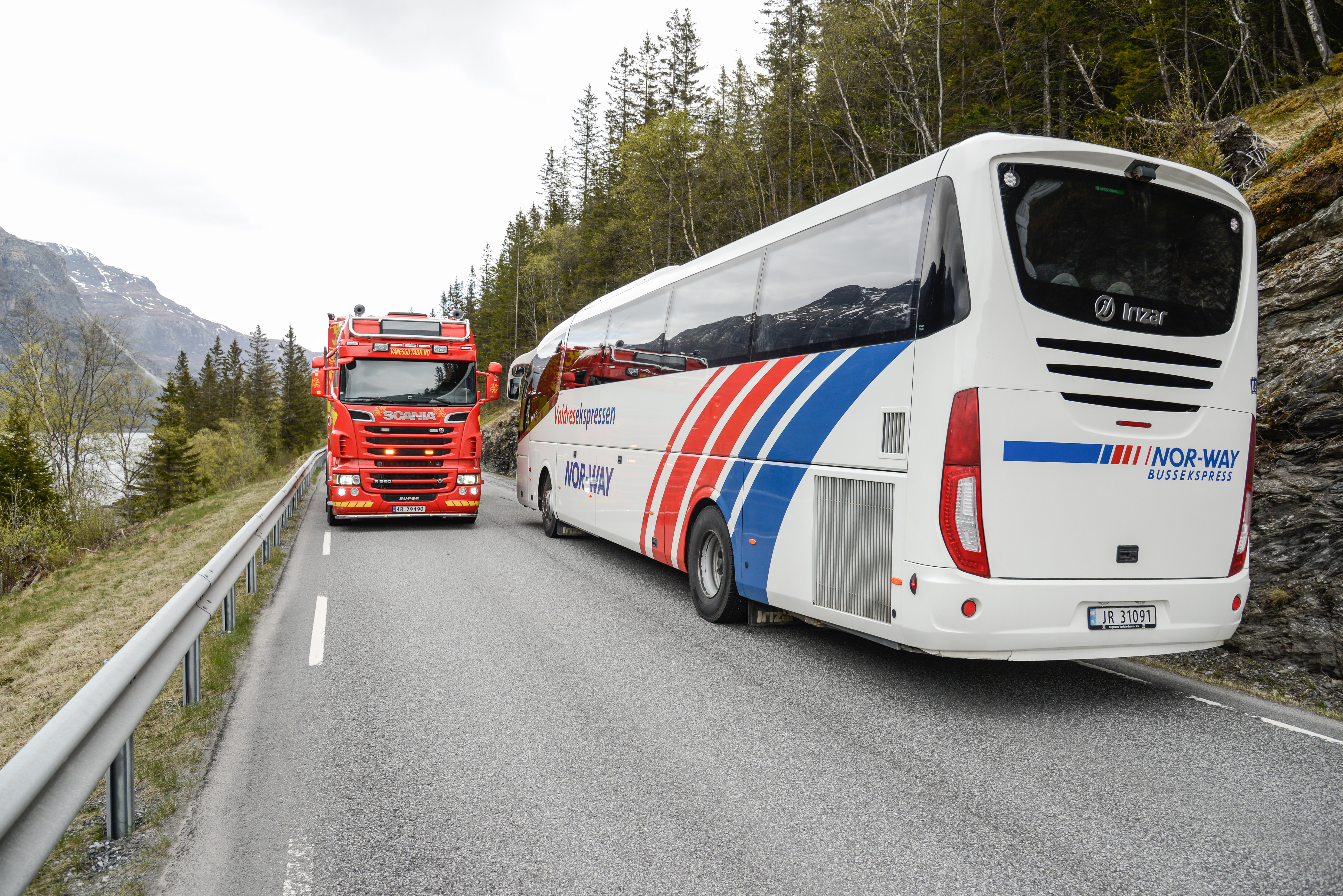 Om båe legg seg godt over kvitstripa og senkar farta er det så vidt plass til to store køyretøy på delar av strekninga. Uholdbardt målt opp mot standaren i resten av Valdres, Filefjell og over i Lærdal og Aurland.