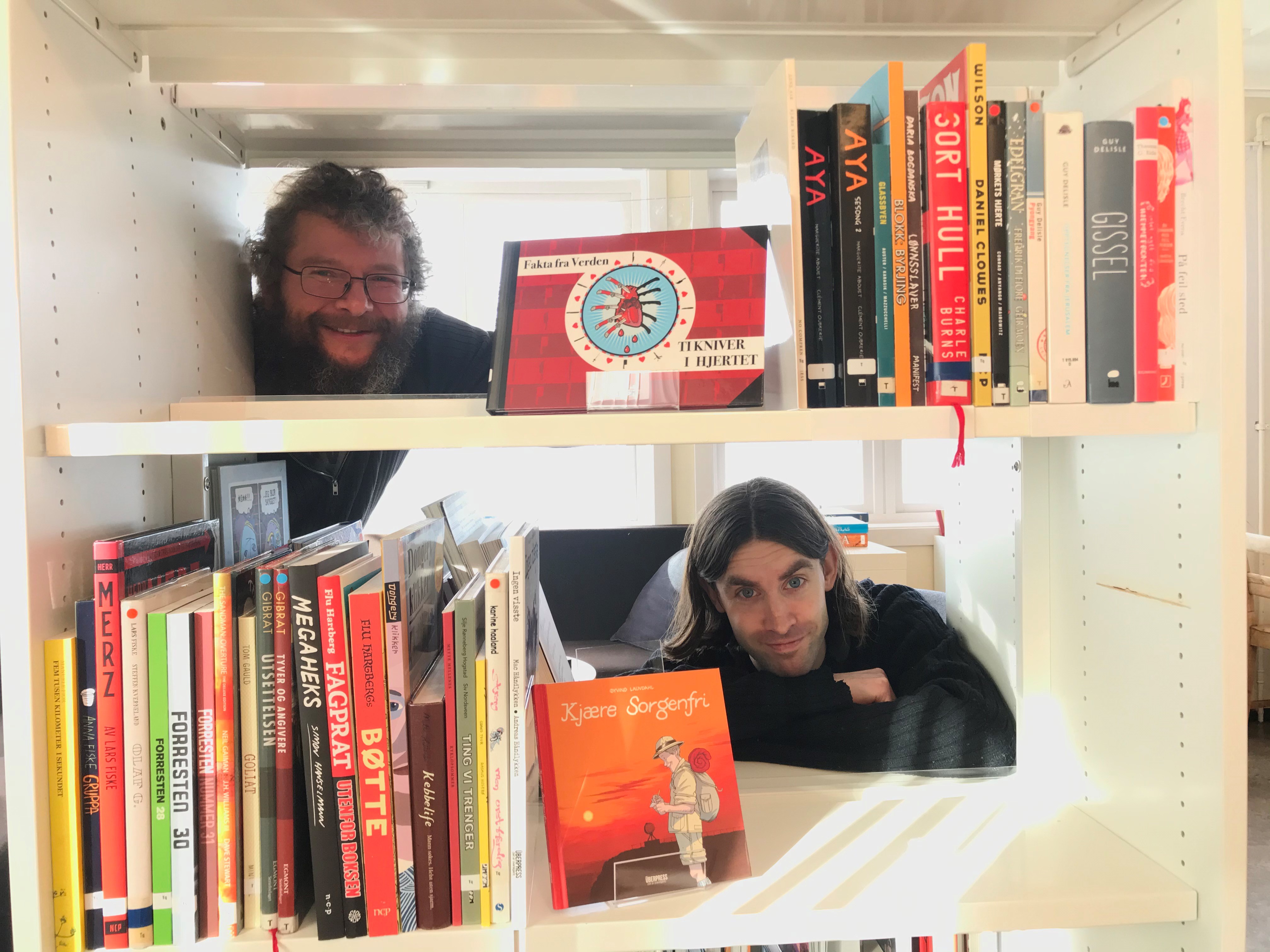 Are og Alexander er entusiastane som dreg i gang teikneseriekveld på biblioteket.