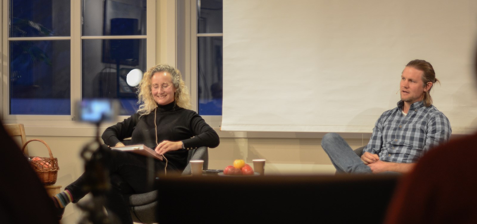 Kurator Julie Forchhammer i samtale med forlagssjef for Frisk Forlag, Lennart Krohn-Hansen.